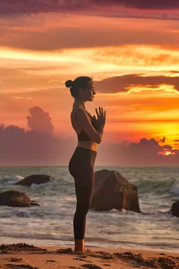 silueta-mujer-delgada-hace-yoga-costa-mar-tropical-o-playa-oceano-al-aire-libre-al-atardecer